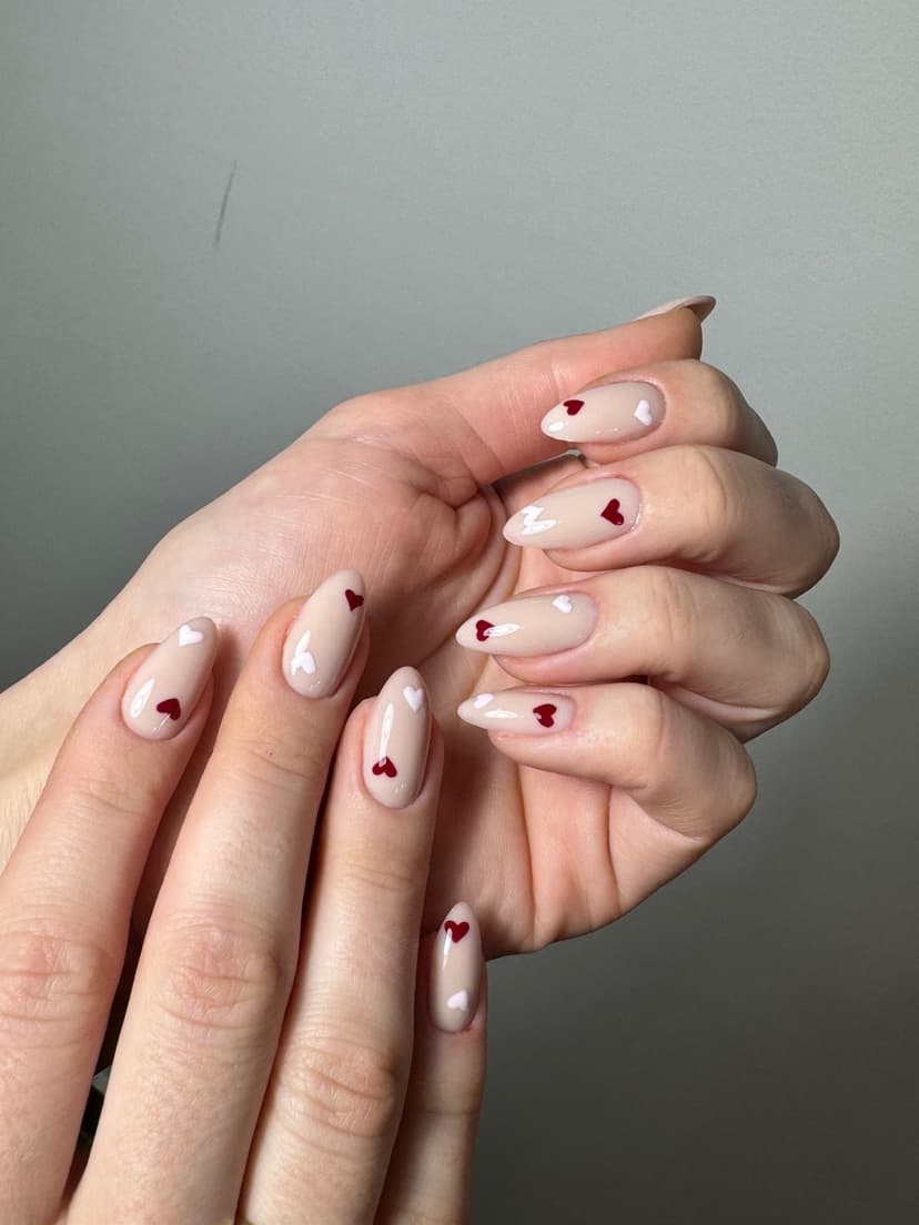 Bademasti nokti srednje dužine sa crvenim i belim srcima na bež podlozi — Beauty Office Belgrade, Voždovac