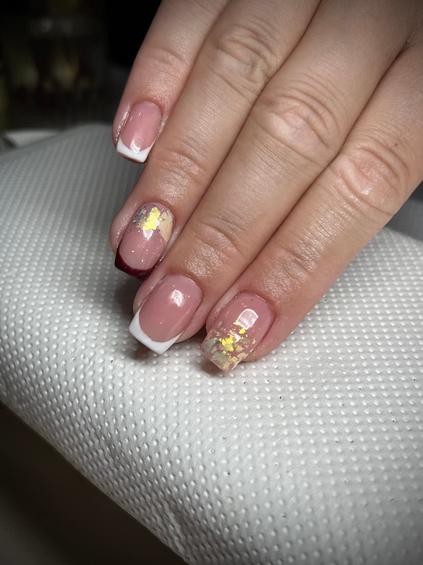 Kratki četvrtasti nokti sa francuskim vrhovima i zlatnim folijama — Aleksina Nails, Sremska Mitrovica