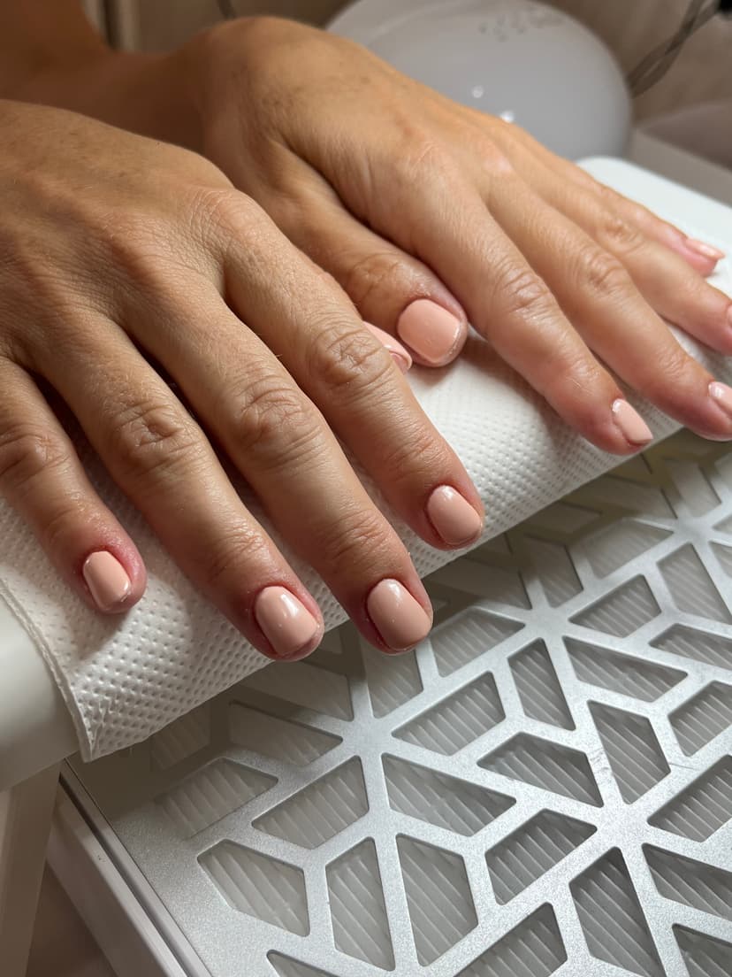 Kratki nokti u nežnoj breskvasto-nude boji sa sjajnim gel lakom — Aleksina Nails, Sremska Mitrovica