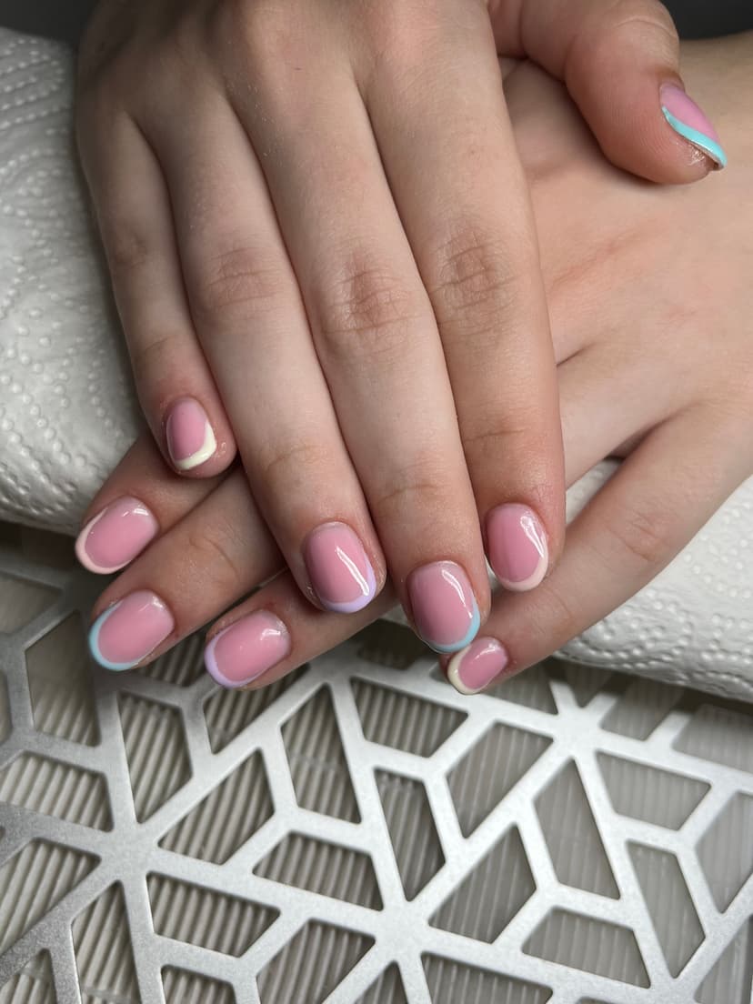 Kratki zaobljeni roze nokti sa pastelnim francuskim vrhovima u više boja — Aleksina Nails, Sremska Mitrovica