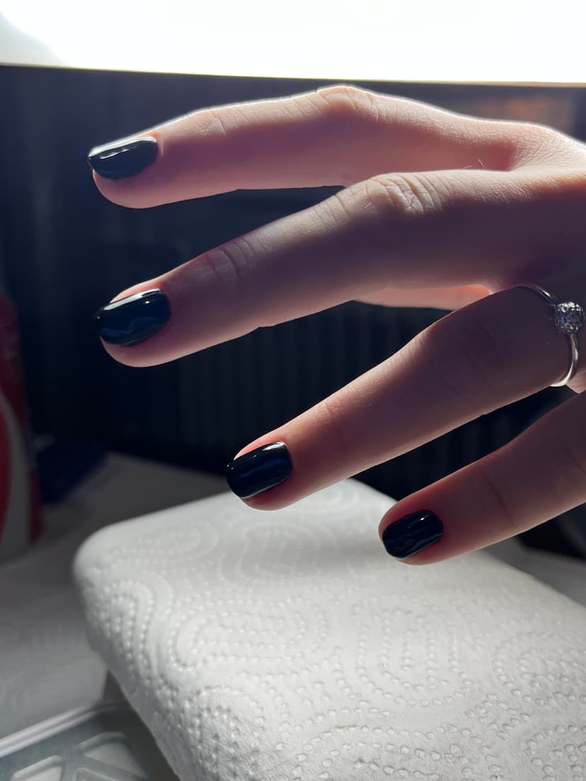 Kratki zaobljeni nokti sa sjajnim crnim gel lakom — Aleksina Nails, Sremska Mitrovica