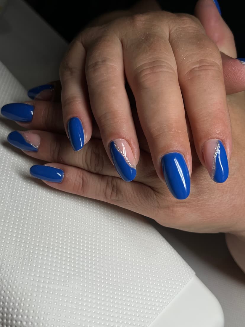 Bademasti plavi nokti srednje dužine sa dijagonalnim srebrnim šljokičastim linijama — Aleksina Nails, Sremska Mitrovica