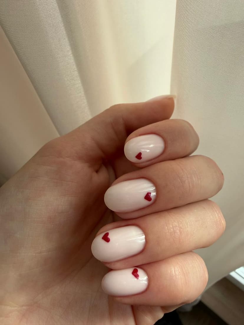 Kratki mlečno beli nokti sa sitnim crvenim srcima — Beauty Office Belgrade, Voždovac