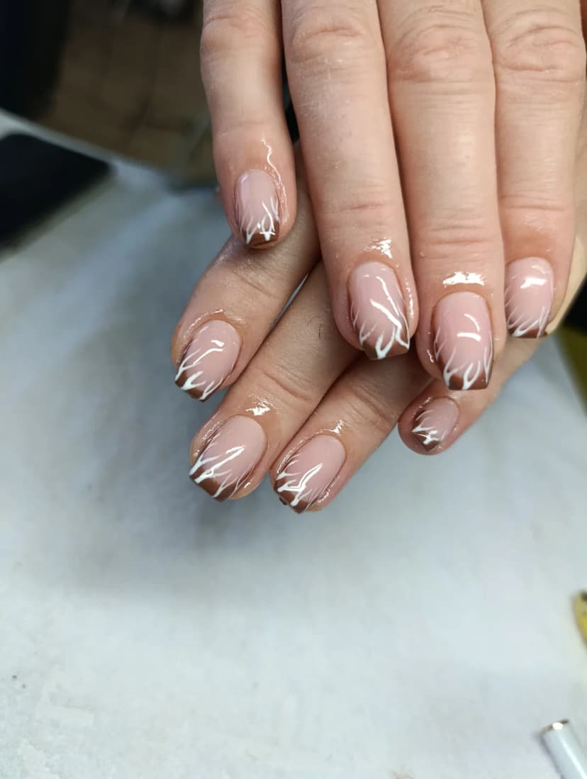 Kratki četvrtasti nokti sa braon francuskim vrhovima i belim linijama — Hair play nails studio, Loznica