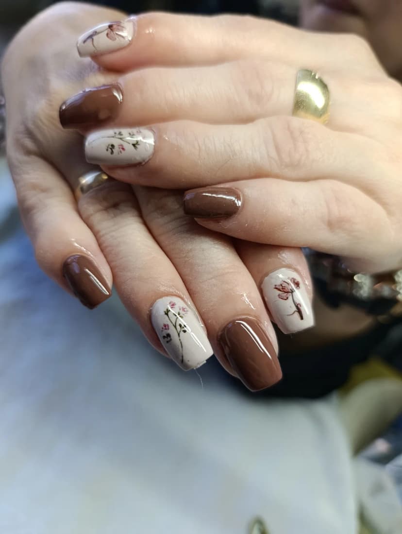 Četvrtasti nokti u braon i bež boji sa cvetnim motivima — Hair play nails studio, Loznica