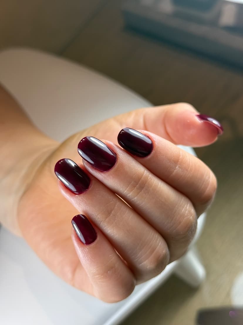 Kratki zaobljeni nokti sa tamnim bordo gel lakom — Nexy Nails, Novi Sad