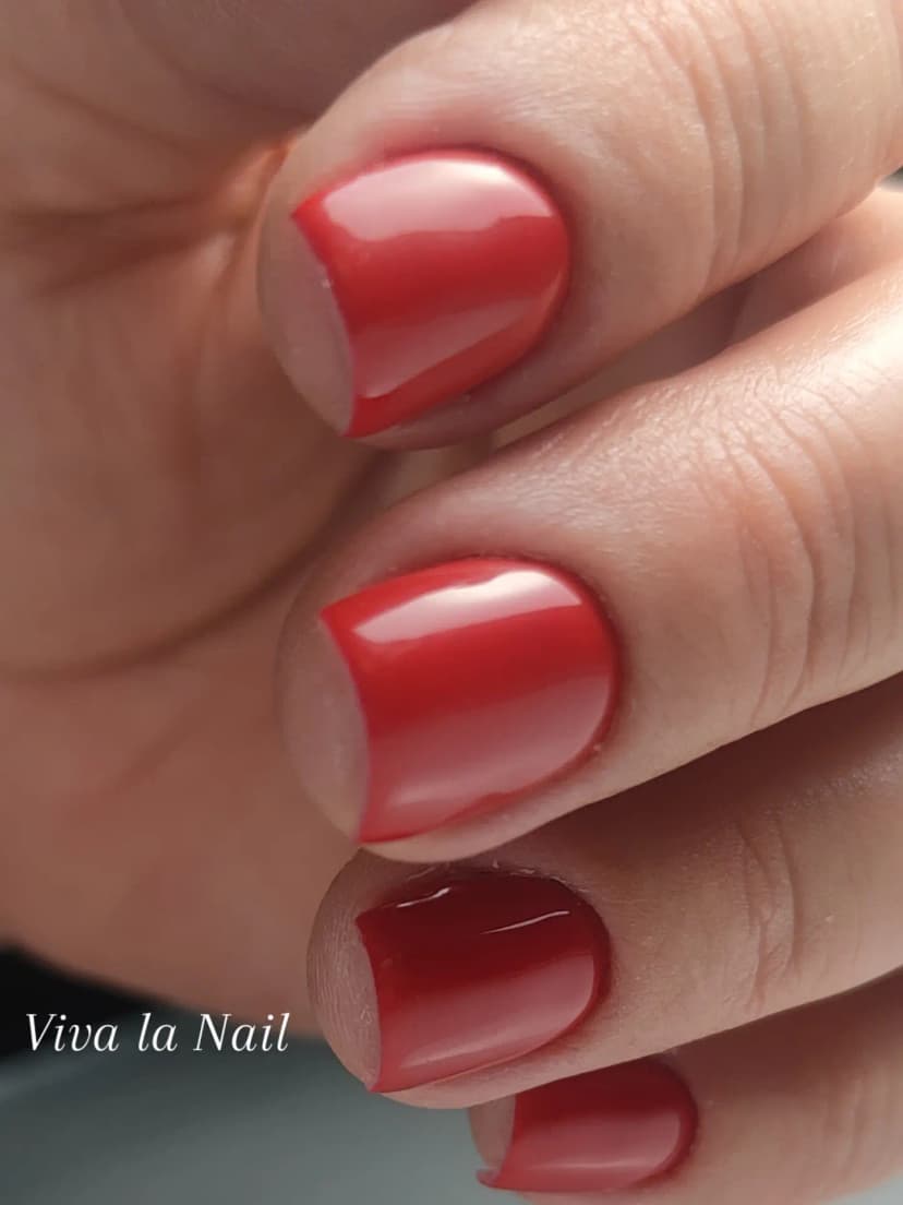 Kratki crveni nokti sa sjajnim gel lakom i nude vrhovima — Viva la Nail, Rakovica