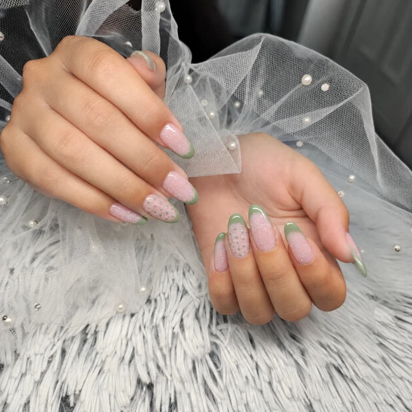 Bademasti nokti srednje dužine sa zelenim francuskim vrhovima i šljokicama — Beauty room Sofija, Voždovac