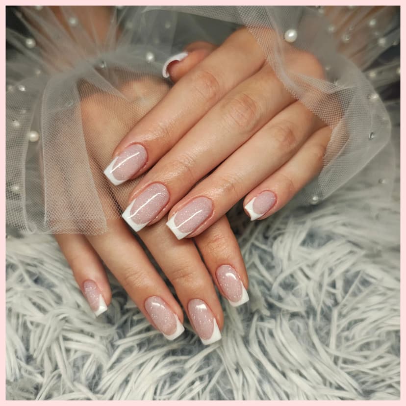 Četvrtasti nokti srednje dužine sa francuskim vrhovima i šimer podlogom — Beauty room Sofija, Voždovac