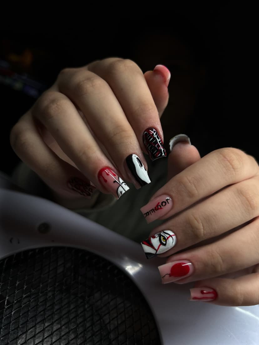 Četvrtasti nokti srednje dužine sa horor crtežima i crvenim kapima — Valentina Čapelja Beauty NS, Novi Sad