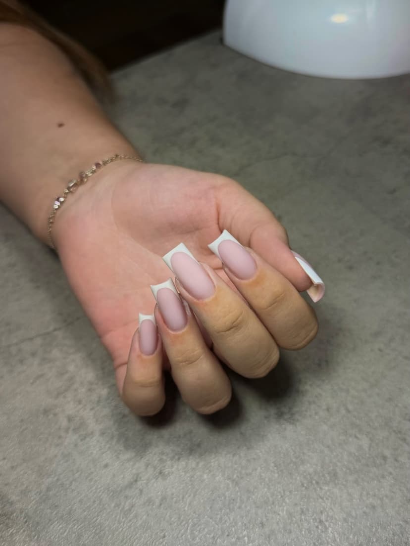 Četvrtasti izliveni nokti sa mat nude bazom i belim francuskim vrhovima — Valentina Čapelja Beauty NS, Novi Sad