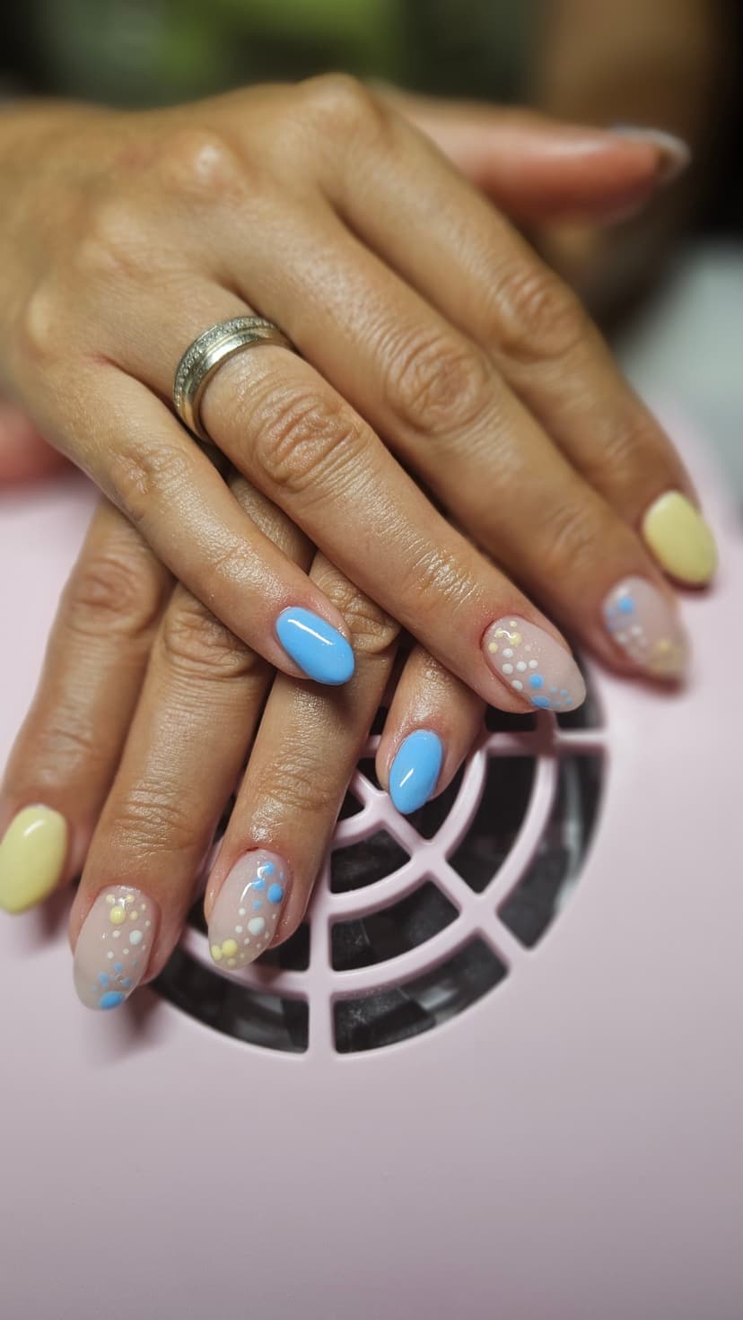 Bademasti nokti u pastelno plavoj i žutoj boji sa tačkicama — Nails by AR, Mirijevo